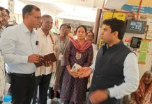 जिल्हाधिका-यांकडून बल्लारपूर येथील मतदान केंद्र व स्ट्राँग रुमची पाहणी