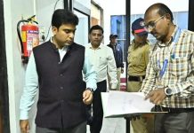 जिल्हाधिका-यांकडून घुग्गुस आणि भद्रावती येथील मतदान केंद्राची पाहणी