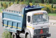 अवैध रेतीची वाहतूक करणारा हायवा जप्त भरारी पथकाची कारवाई
