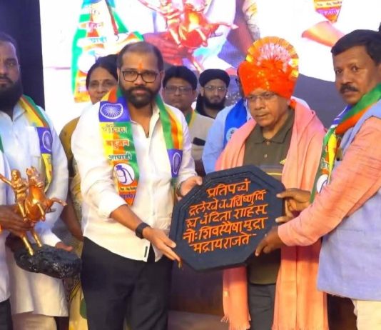 ५ हजार रुपयांसाठी लोकशाही स्मशानात नेणार का? – ॲड. प्रकाश आंबेडकरांचा सवाल