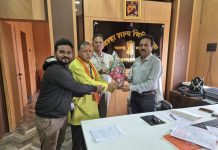 जागतिक दिव्यांग दिना निमित्त, महाराष्ट्र दिव्यांग संस्थेकडून, जिल्हा शल्य चिकित्सक डॉ. अनिल कावरखे यांचा सत्कार.