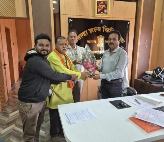 जागतिक दिव्यांग दिना निमित्त, महाराष्ट्र दिव्यांग संस्थेकडून, जिल्हा शल्य चिकित्सक डॉ. अनिल कावरखे यांचा सत्कार.