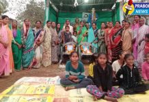 महिला बचत गटातर्फे सावित्रीबाई फुलेंना अभिवादन..