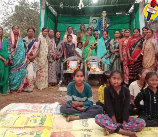 महिला बचत गटातर्फे सावित्रीबाई फुलेंना अभिवादन..