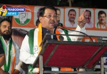देवाच्या नावाने वोट मागणाऱ्या या राजकीय भिकाऱ्यांपेक्षा पोटासाठी रस्त्यावर भीक मागणारा अधिक इमानदार…