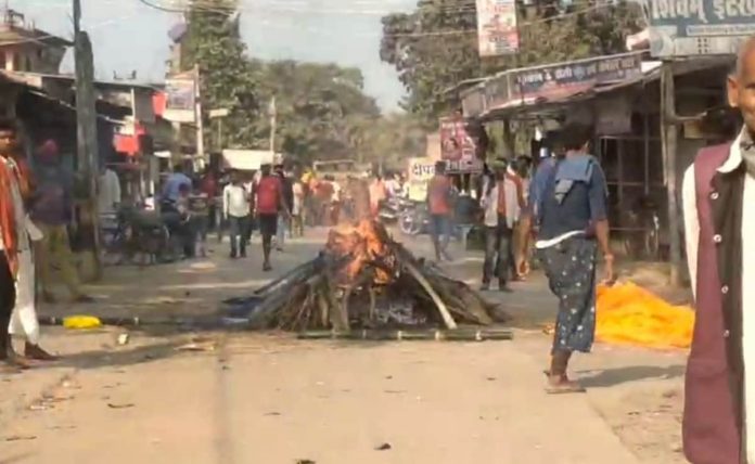 j7183n0c_bihar-family-forced-to-cremate-body-on-road-after-path-to-cremation-ground-blocked-in-vaishali_625x300_30_January_26