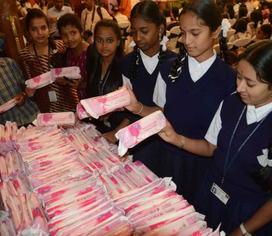 मोठा निर्णय! आता शाळांमध्ये सॅनिटरी पॅड्स मोफत मिळणार