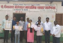 बार्टी तर्फे संविधान साक्षर परीक्षा पात्र विद्यार्थी यांचा सन्मान पत्र व सन्मानचिन्ह देवुन सत्कार