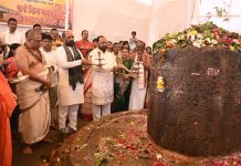 ३०० वर्षे पुरातन महाशिवलिंग स्थळी १०८ दांपत्यांच्या हस्ते महाआरती