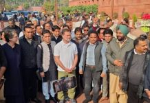 राहुल गांधींच्या भाषणावरून गदारोळ, काँग्रेसचे ८ खासदार निलंबित