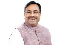 आ.सुधीर मुनगंटीवार यांच्या पुढाकारामुळे सावकारीच्या विळख्यात सापडलेल्या किडणी प्रकरणातील रोशन कुळे यांना दिलासा !
