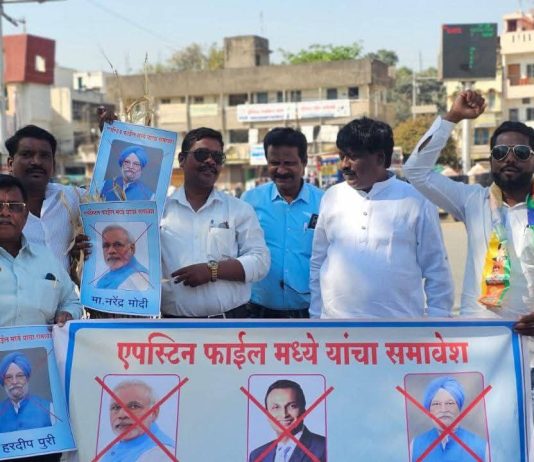 पंतप्रधान मोदींसह अंबानींच्या फोटोंची जालन्यात होळी