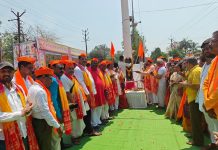 चैत्र नवरात्र यात्रे निमित्त महाकाली मंदिर परिसरात आमदार किशोर जोरगेवार यांच्या हस्ते ५१ फूट ध्वजाचे ध्वजारोहण