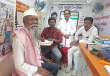 पद्मश्री भिकल्या लाडक्या धिंडा यांची रुग्ण हक्क परिषदेच्या पृथ्वी मोबाईल क्लीनिक मध्ये तपासणी.
