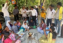 तिवसा तहसीलवर भाकरी-कांदा’ मोर्चा: गॅस टंचाईमुळे वंचित बहुजन आघाडी आक्रमक, तहसीलदारांना भाकरी व कांदा भेट!