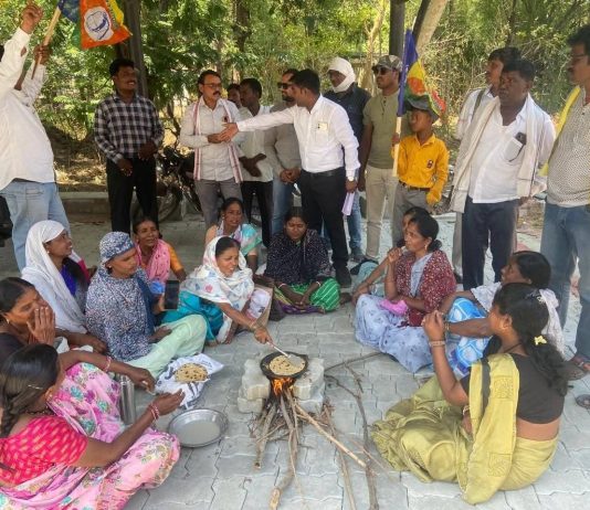 तिवसा तहसीलवर भाकरी-कांदा’ मोर्चा: गॅस टंचाईमुळे वंचित बहुजन आघाडी आक्रमक, तहसीलदारांना भाकरी व कांदा भेट!