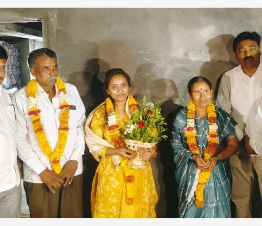 हातमजुरी करणाऱ्या मजुराची मुलगी बनली टॅक्स असिस्टंट अधिकारी ; ट्युशन न लावता एकाच वेळी केल्या तीन स्पर्धा परीक्षा पास