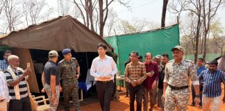 ७७ वर्षांत प्रथमच जिल्हाधिकाऱ्यांचा बीनागुंडा-लाहेरी या दुर्गम भागातील नागरिकांशी मुक्त संवाद