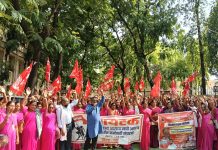 6 महिन्याचा मानधन थकला, आम्ही कुटुंब पोसायचे कसे ?