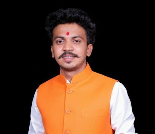 अंधाऱ्या रात्री देवदूत बनून आले नकुल कांबळे; जंगलाच्या वाटेवर असहाय्य पडलेल्या नागरिकाला मिळवून दिली घरची ओढ.”