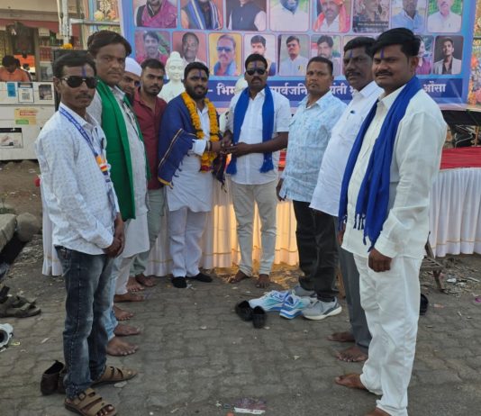 औसा येथे भीम आर्मीच्या वतीने डॉ. बाबासाहेब आंबेडकरांना अभिवादन