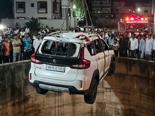 नाशिक हादरले! दिंडोरीत कार विहिरीत कोसळून ९ जणांचा मृत्यू; मृतांमध्ये ६ विद्यार्थ्यांचा समावेश