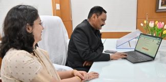 पालकमंत्र्यांनी केली ऑनलाईन पध्दतीने स्वयंगणना