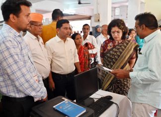 महाराजस्व अभियानात जिल्हाधिका-यांकडून विविध स्टॉलची पाहणी