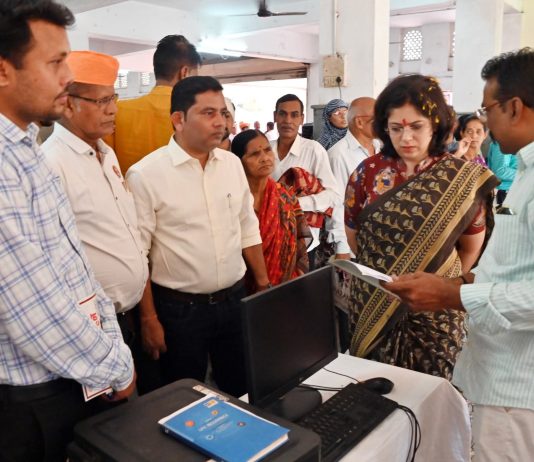 महाराजस्व अभियानात जिल्हाधिका-यांकडून विविध स्टॉलची पाहणी