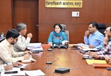 जिल्हाधिका-यांनी घेतली निवडणूक नोडल अधिका-यांची बैठक