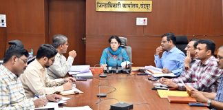 जिल्हाधिका-यांनी घेतली निवडणूक नोडल अधिका-यांची बैठक