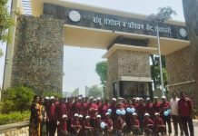 आदिवासी विद्यार्थ्यांची बीआरटीसी केंद्राला भेट
