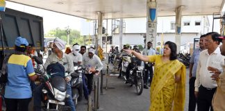 जिल्हाधिकारी धडकल्या पेट्रोल पंपावर