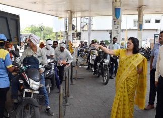 जिल्हाधिकारी धडकल्या पेट्रोल पंपावर
