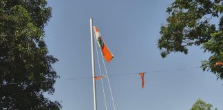 महाराष्ट्र दिनानिमित्त शासकीय आश्रम शाळा कोरची येथे उत्साहात झेंडावंदन