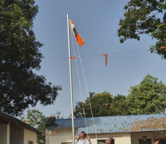 महाराष्ट्र दिनानिमित्त शासकीय आश्रम शाळा कोरची येथे उत्साहात झेंडावंदन