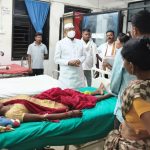 सावली तालुक्यातील भीषण अपघातात ३० महिलांनी भरलेला टेम्पो उलटला; जखमी महिलांची रुग्णालयात जाऊन खासदार डॉ. नामदेव किरसान यांनी घेतली भेट