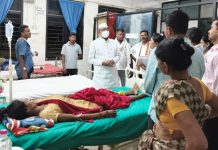 सावली तालुक्यातील भीषण अपघातात ३० महिलांनी भरलेला टेम्पो उलटला; जखमी महिलांची रुग्णालयात जाऊन खासदार डॉ. नामदेव किरसान यांनी घेतली भेट