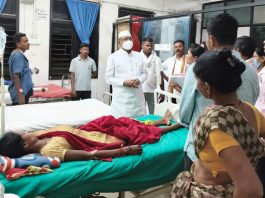 सावली तालुक्यातील भीषण अपघातात ३० महिलांनी भरलेला टेम्पो उलटला; जखमी महिलांची रुग्णालयात जाऊन खासदार डॉ. नामदेव किरसान यांनी घेतली भेट