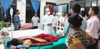 सावली तालुक्यातील भीषण अपघातात ३० महिलांनी भरलेला टेम्पो उलटला; जखमी महिलांची रुग्णालयात जाऊन खासदार डॉ. नामदेव किरसान यांनी घेतली भेट