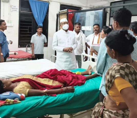 सावली तालुक्यातील भीषण अपघातात ३० महिलांनी भरलेला टेम्पो उलटला; जखमी महिलांची रुग्णालयात जाऊन खासदार डॉ. नामदेव किरसान यांनी घेतली भेट