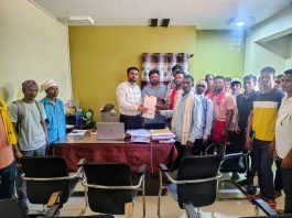फोन बंद, कामे बंद; भाकपाच्या नेतृत्वात नेलगुंडा ग्रामसेवकाविरोधात ग्रामस्थ एकवटले