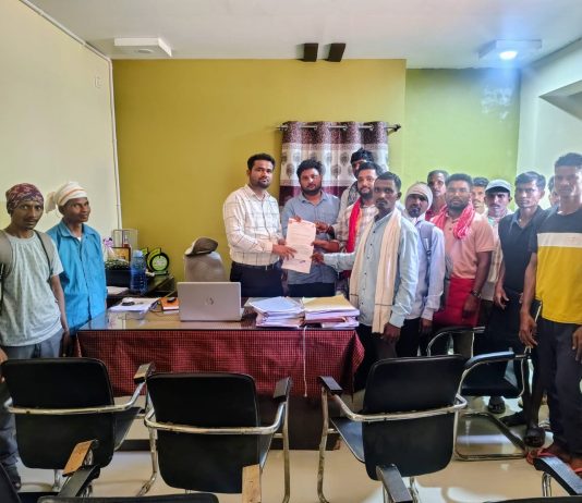 फोन बंद, कामे बंद; भाकपाच्या नेतृत्वात नेलगुंडा ग्रामसेवकाविरोधात ग्रामस्थ एकवटले