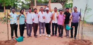 पर्यावरणपूरक उपक्रम: वाढदिवसाचे औचित्य साधून वर्गमित्रांनी लावले १० झाडे